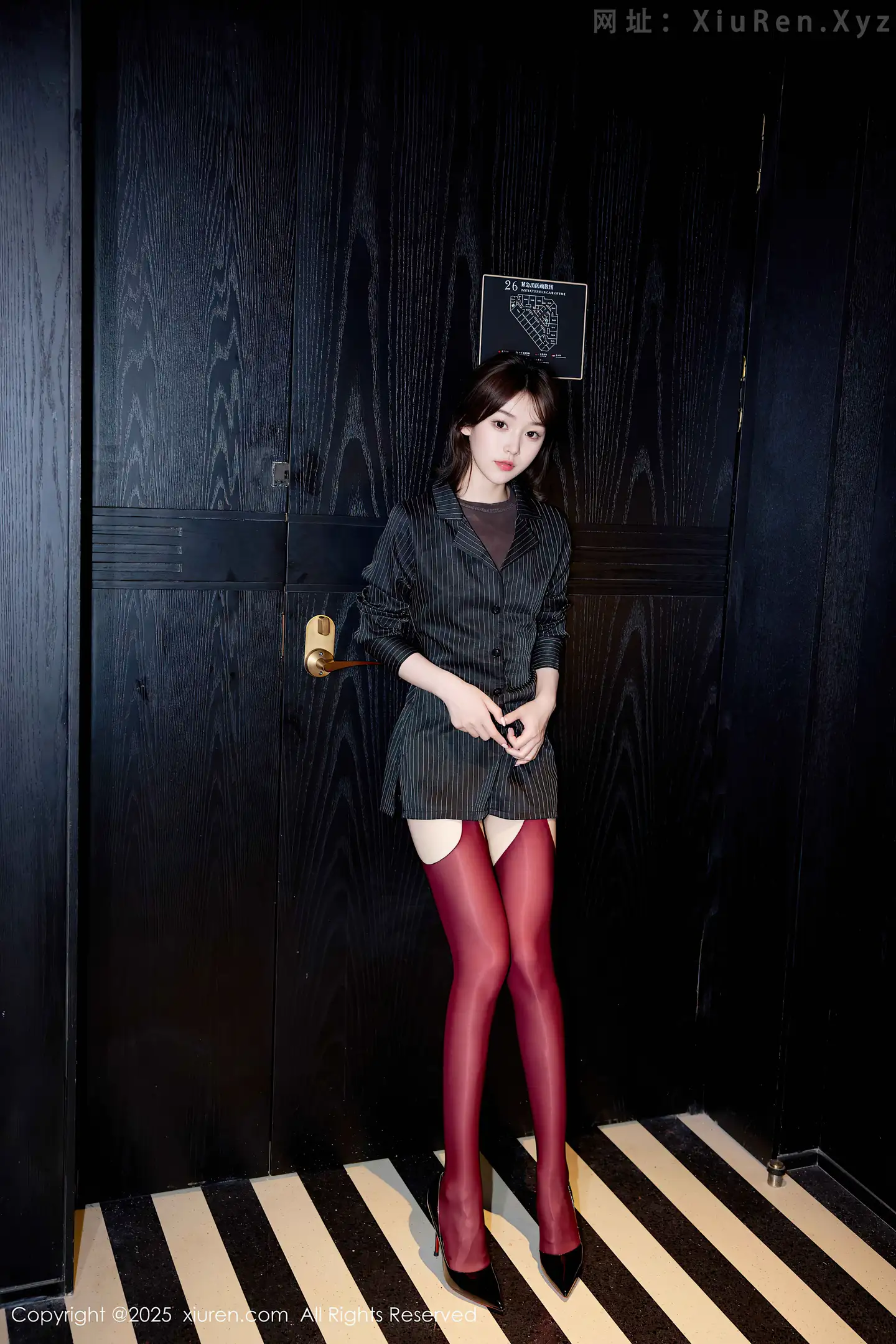 图片[2]-[XiuRen秀人网]VOL.10633 模特汁汁时尚穿搭性感黑色衬衫配红丝吊袜秀曼妙身姿诱惑写真57P-秀人网官方网站